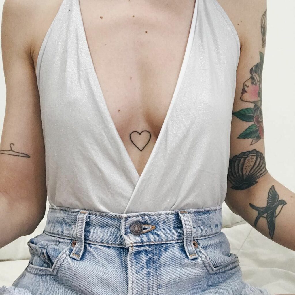 23 Tattoos In Between Breast | Tatouage poitrine, Tatouage magnifique,  Tatouage